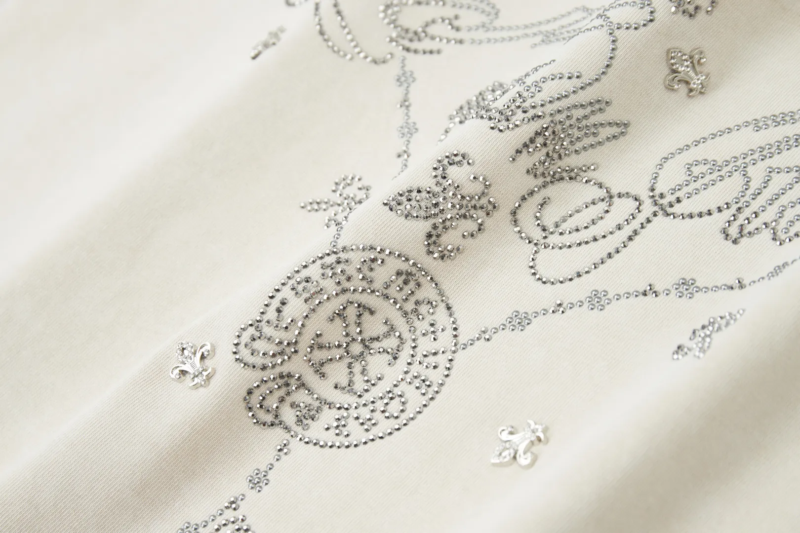 🅿️220 ✨CH✨🆕25SS spring and summer new style Crow ✝ embroidered short-sleeved frame Light luxury essential item for daily commuting for men and women Correct version Welcome to compare Detailed features · 280g 100% pure cotton double yarn jersey fabric · Custom dyed in the same vat, special thickened 32 count double-ply 1X1 thread · Imported Australian pearlescent diamonds ✝ pattern ➕ high-temperature stamping of hardware letters. Dyeing of ready-made garments, then faded and fried snowflake process, then washed to make it look old. General washing to improve the effect · Double-needle stitching and cross-stitch process · Original main mark washed tag brand moisture-proof paper packaging Color: black/grey/apricot Size: S/M/L/XL
